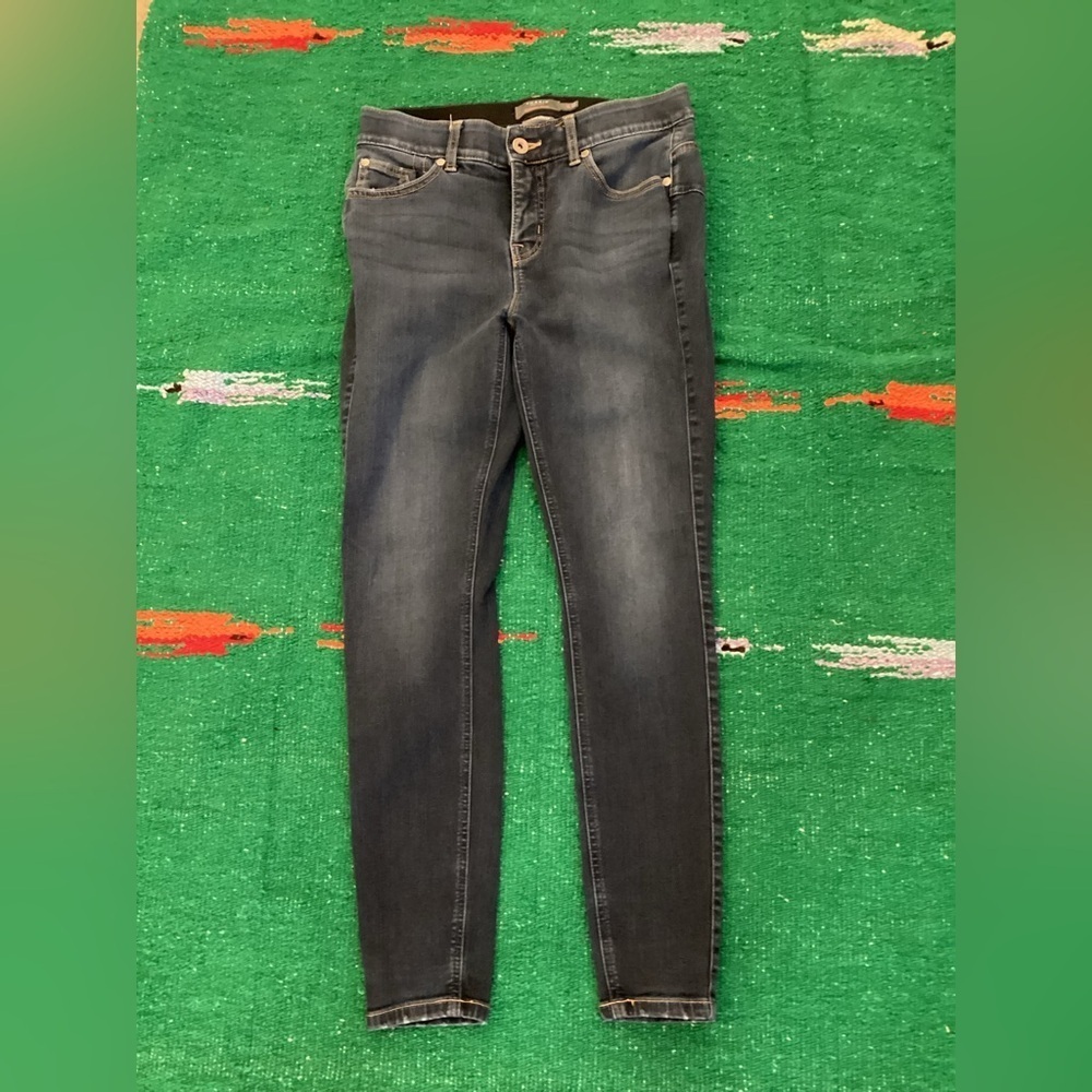 Torrid bombshell skinny jeans -SZ 10R
Waist 15”
Inseam 28”
Rise 6”